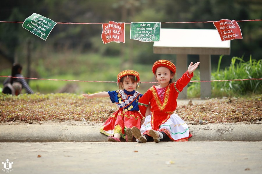 Nhiếp ảnh gia Đỗ Xuân Bút chia sẻ ý tưởng chụp bộ ảnh: "Ban đầu, tôi có kế hoạch chụp một bộ ảnh của bé gái với trên cánh đồng  hoa tam giác mạch. Đến Hà Giang, đi qua những con suối, tôi thấy có nhiều túi nilon, hay trên đường đi còn những túi rác của dân phượt vô tình bỏ lại, khi chụp với hoa tam giác mạch cũng vậy. Cho nên, tôi có ý tưởng chụp bộ ảnh để nhằm nâng cao nhận thức bảo vệ môi trường của khách du lịch".